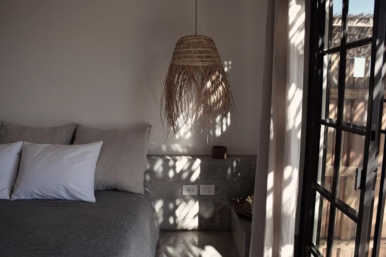 Habitación con cama extragrande y vistas a la piscina